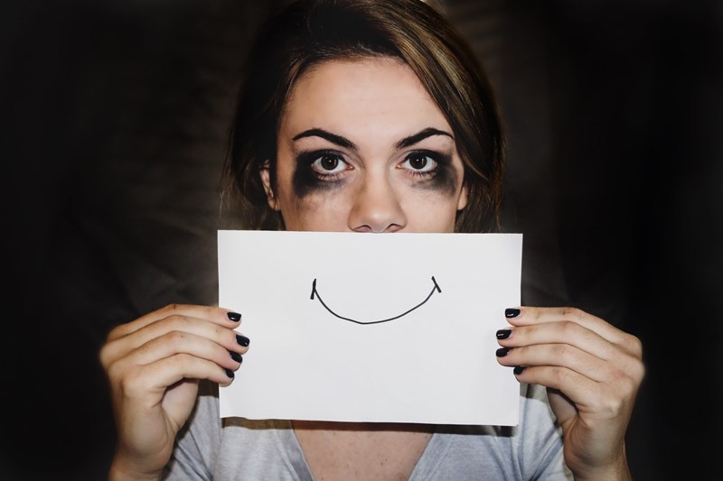 Depresjon, en jente som holder et papir med smilemunn, Oslopsykiater